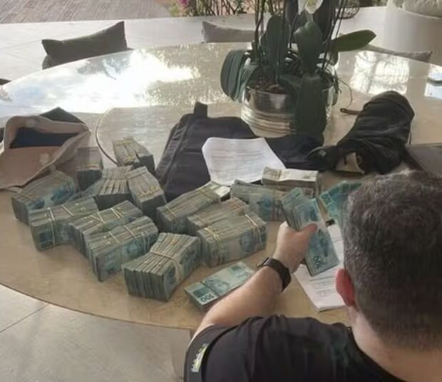 pf master apreendeu r 230 milhões em obras de arte dinheiro carros joias e jatinho (2)