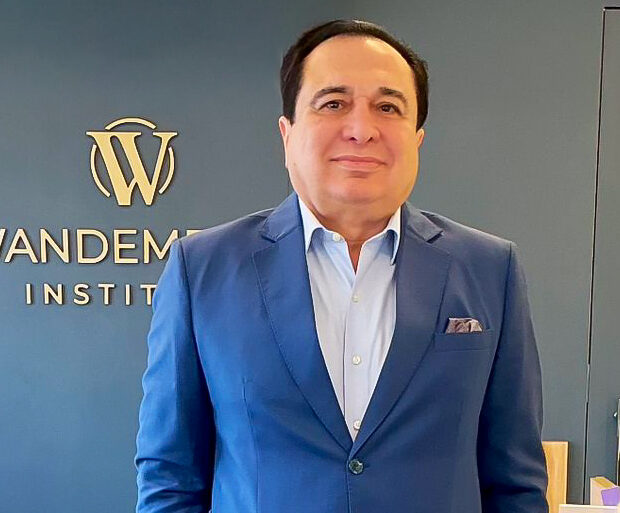 Um tema que toca milhares de vidas, o câncer de mama segue sendo um dos maiores desafios da saúde feminina no Brasil. No dia 28 de novembro, às 19h, a Drummond Livraria, no Conjunto Nacional, em São Paulo, será palco de um momento especial: o lançamento do livro *“O Câncer de Mama: Um Desafio Gigante”*, escrito pelo médico cancerologista e cirurgião plástico Dr. Wanderberg Barbosa. Com mais de três décadas de atuação, o especialista é reconhecido nacionalmente por seu trabalho na reconstrução mamária e pelo olhar humano voltado à recuperação integral das mulheres diagnosticadas com a doença.