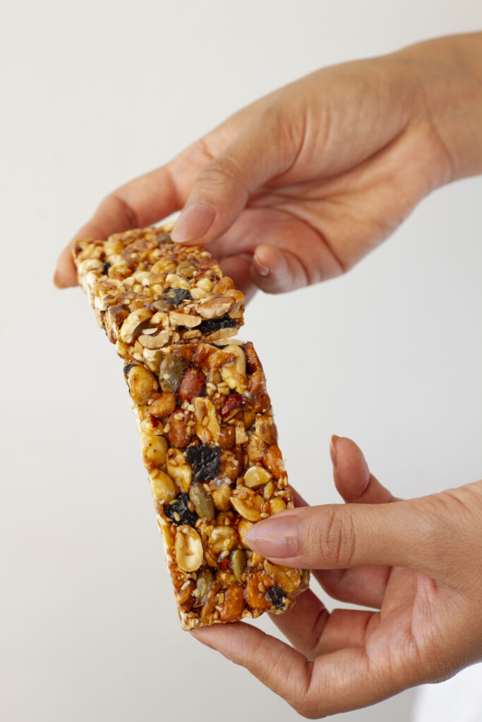 maos segurando doces mexicanos