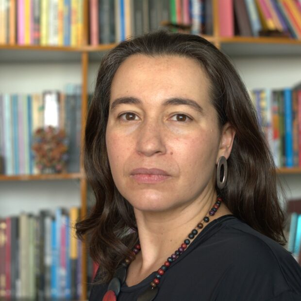 "Mariana Lobato, diplomata e pós-graduanda em Escrita Criativa, vence o Concurso Literário Vila-Labrador com seu romance de estreia 'Pitangas Verdes'. A obra, que aborda o amadurecimento precoce e desafios da mulher contemporânea, foi lançada na Livraria da Vila e conta com a participação da autora no festival Navegar é Preciso 2026. Saiba mais sobre essa voz literária em ascensão e a importância da literatura feminina no Brasil contemporâneo."