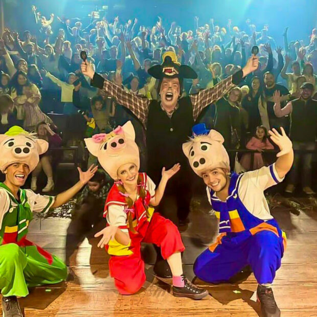 O Teatro Bibi Ferreira, inaugurado em 1973 e batizado em homenagem à icônica atriz em 1984, é um dos maiores símbolos culturais de São Paulo. Com uma trajetória marcada por mais de 4.500 espetáculos, o teatro é reconhecido por promover arte, cultura e formação de plateias para as artes cênicas. Nesta terça-feira, 25/11, um Movimento Cultural será realizado no Auditório Teotônio Vilela, convocando a comunidade, artistas e amantes da cultura a se unirem pela preservação deste patrimônio artístico e histórico. Este encontro reforça a importância do apoio coletivo para manter viva a história e a resistência do Teatro Bibi Ferreira, um espaço que é referência na cidade para a promoção de cidadania e memória cultural.