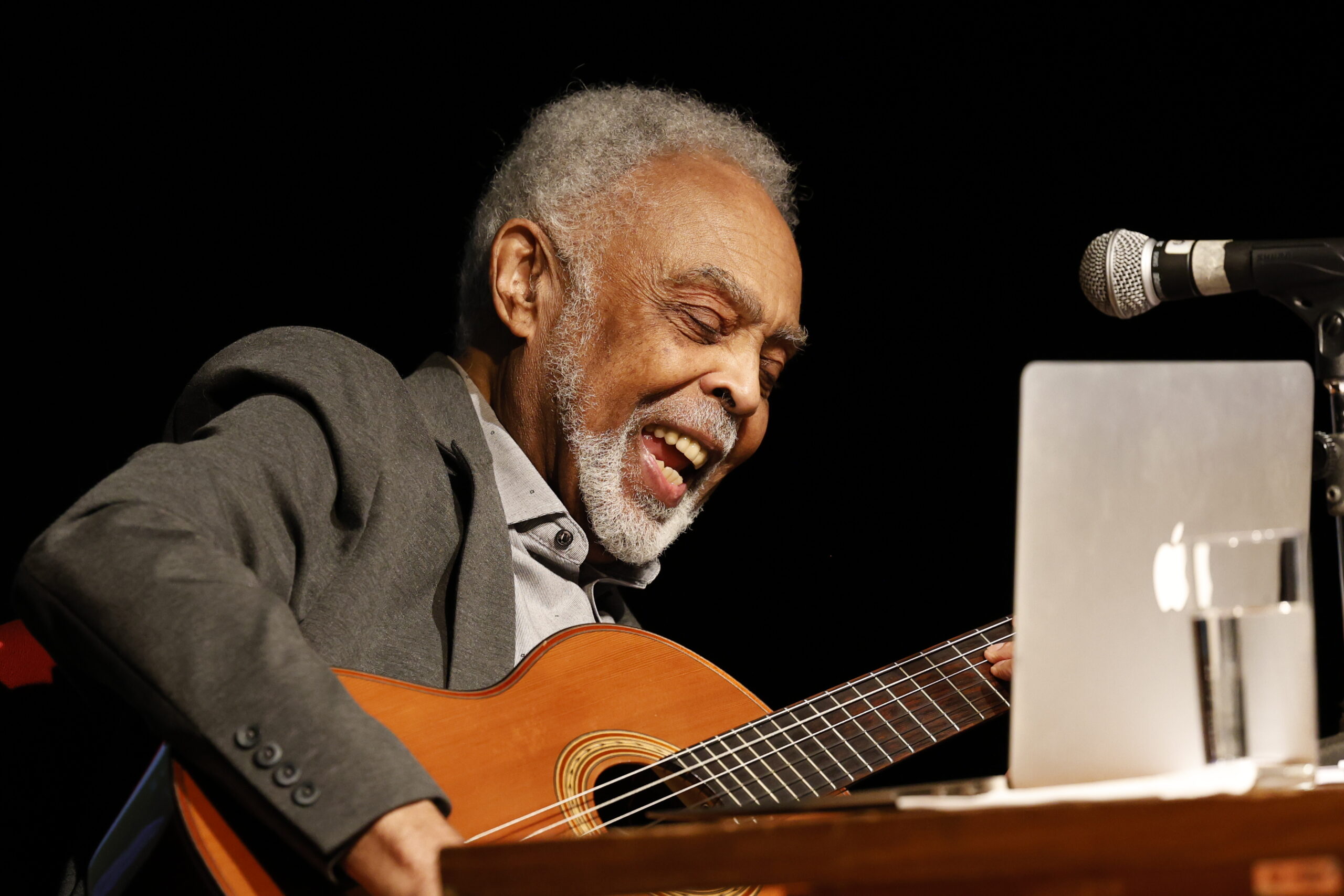 gilberto gil dá conferência na academia brasileira de letras
