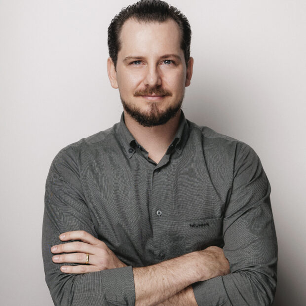 Balneário Camboriú ganha projeção internacional com o Botânico 990, primeiro empreendimento da cidade publicado no ArchDaily. Assinado pelo escritório Terra + Tuma Arquitetos, o projeto destaca-se pelo design biofílico, que conecta moradores à natureza e promove saúde e bem-estar. Com espaços funcionais e inovadores, o Botânico 990 define novas tendências na arquitetura urbana sustentável, refletindo o lifestyle contemporâneo. Conheça a história por trás dessa obra que consolida Balneário como referência mundial em arquitetura e inovação.