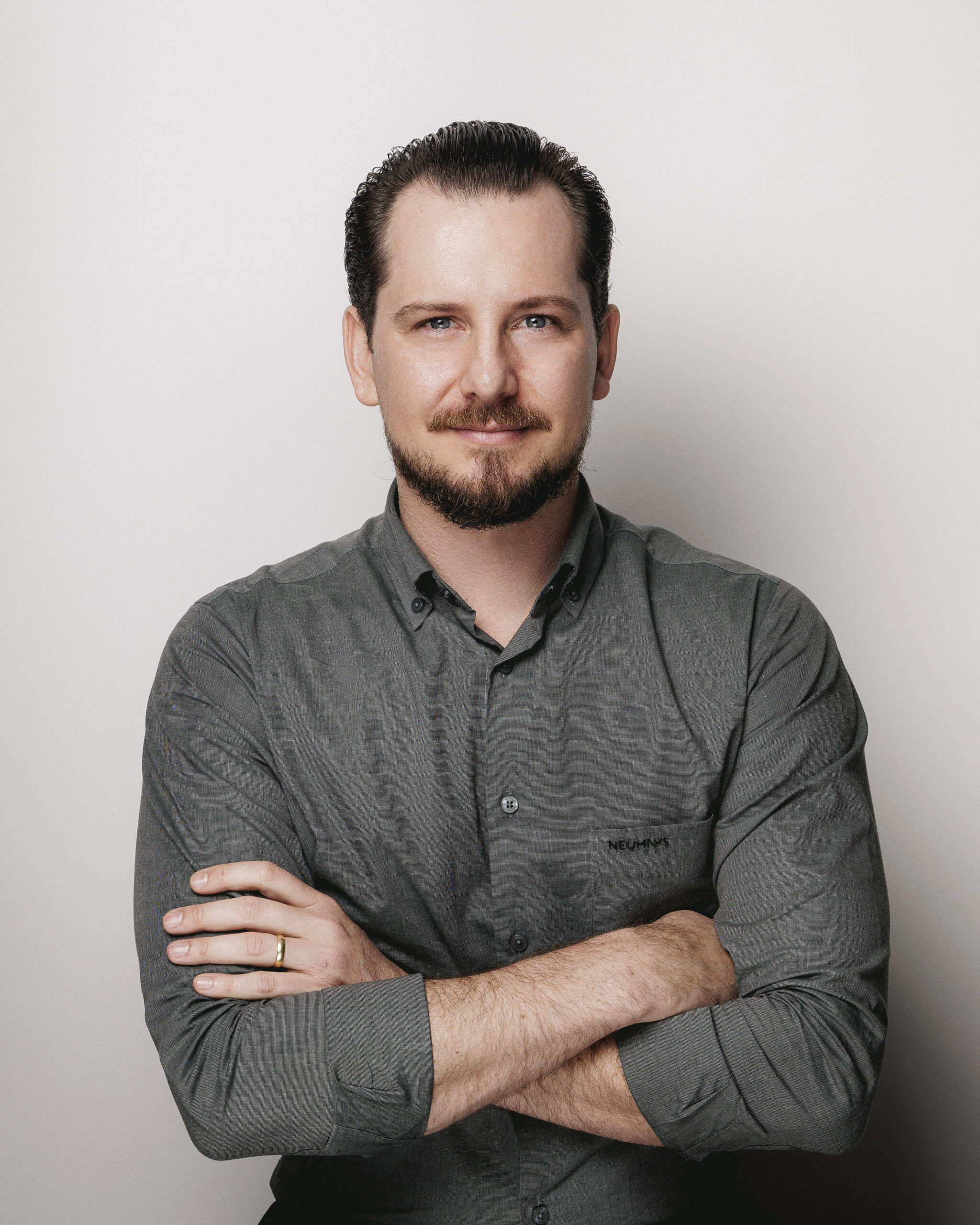 Balneário Camboriú ganha projeção internacional com o Botânico 990, primeiro empreendimento da cidade publicado no ArchDaily. Assinado pelo escritório Terra + Tuma Arquitetos, o projeto destaca-se pelo design biofílico, que conecta moradores à natureza e promove saúde e bem-estar. Com espaços funcionais e inovadores, o Botânico 990 define novas tendências na arquitetura urbana sustentável, refletindo o lifestyle contemporâneo. Conheça a história por trás dessa obra que consolida Balneário como referência mundial em arquitetura e inovação.