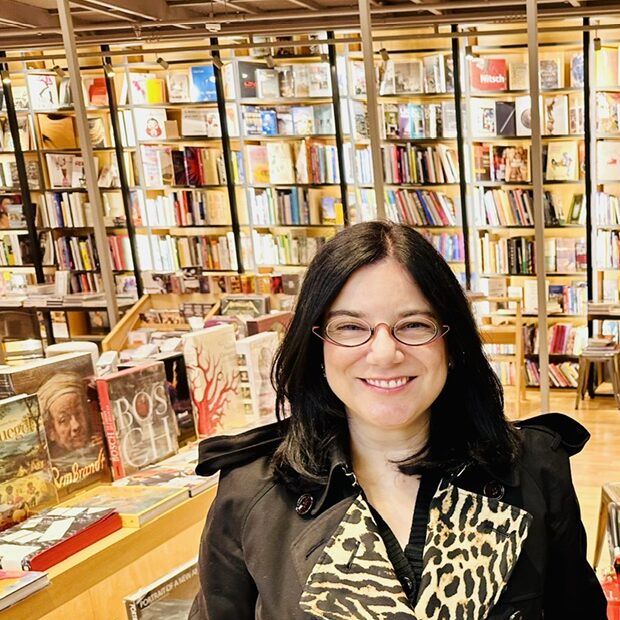 "Quando o Coração Sangra", de Eliete Guarnieri, é o poderoso encerramento da trilogia dos Quandos que mergulha nas emoções humanas com 13 contos impactantes. A juíza e escritora explora melancolia, vício, desejo e tragédias sem redenção, convidando à reflexão profunda sobre o coração humano. Uma literatura contemporânea brasileira que revela a complexidade e os abismos da alma.