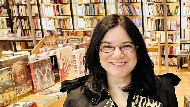 "Quando o Coração Sangra", de Eliete Guarnieri, é o poderoso encerramento da trilogia dos Quandos que mergulha nas emoções humanas com 13 contos impactantes. A juíza e escritora explora melancolia, vício, desejo e tragédias sem redenção, convidando à reflexão profunda sobre o coração humano. Uma literatura contemporânea brasileira que revela a complexidade e os abismos da alma.