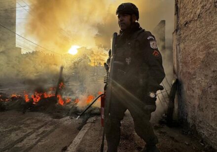 tiroteio interdita avenida brasil, no rio, durante operação policial