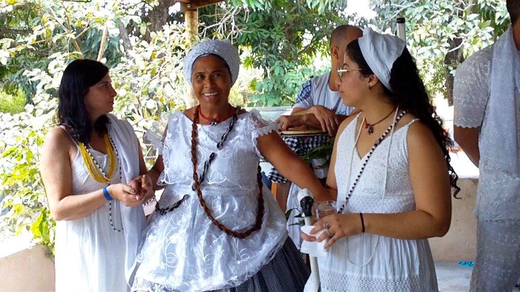 mãe maria do cerrado, ao meio, idealizadora do projeto