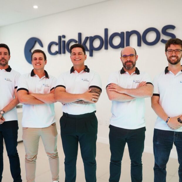 Click Planos revela economia real em meio à competição acirrada entre operadoras, com marketplace pioneiro na América Latina integrando 70 operadoras, 1.085 planos e 1.242 hospitais credenciados. Plataforma usa IA para simular custos reais por faixa etária, coparticipação e rede, ajudando consumidores a navegar promoções voláteis de Black Friday — de 15% empresariais a 80% progressivos para 49+. “O usuário quer previsibilidade e comparação objetiva antes de assinar”, diz Gustavo Succi, CEO da Click Planos (valuation R$ 50 mi). Contratação 100% online em minutos, sem burocracia. Leia a coluna completa de Analice Nicolau no Jornal de Brasília: