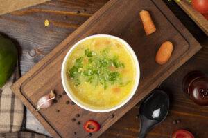 sopa vegetal caldo de galinha na bacia descartavel copo serviu com vegetais verdes