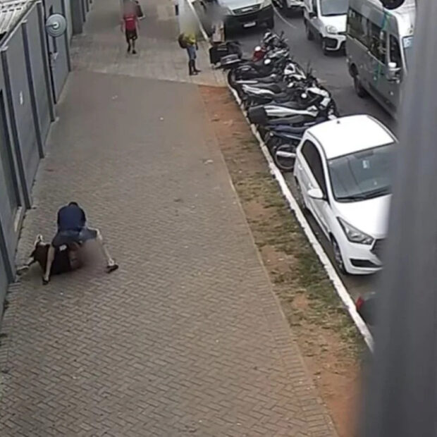 homem enforca e derruba mulher em calçada no centro de sp