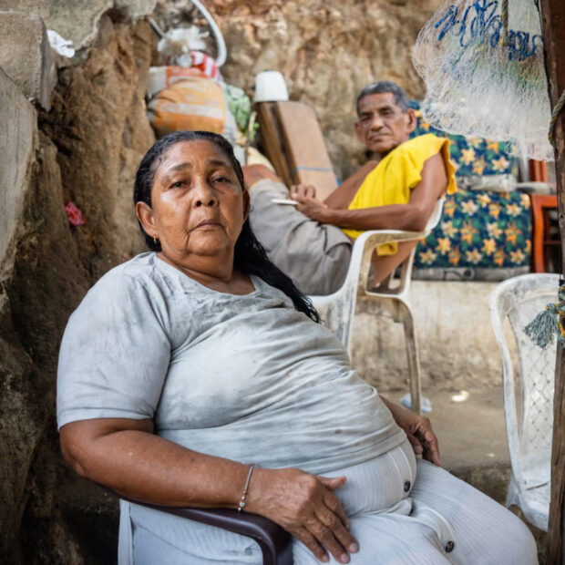 Carmela Medina e Alejandro Carranza, parentes de Alejandro Carranza Medina, na casa da família, em Santa Marta, Colombia. Foto: Marco Perdomo/AFP