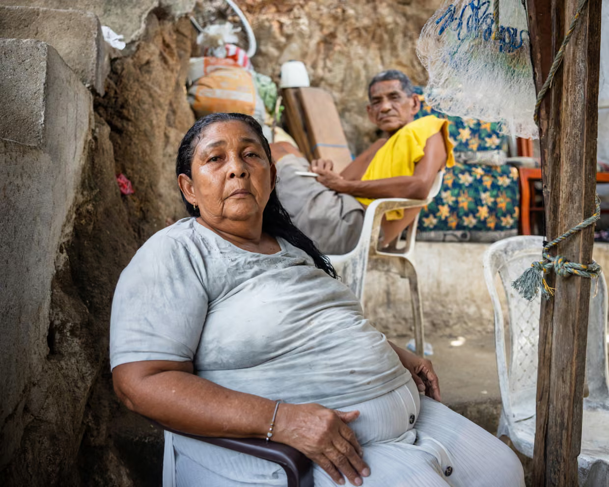 Carmela Medina e Alejandro Carranza, parentes de Alejandro Carranza Medina, na casa da família, em Santa Marta, Colombia. Foto: Marco Perdomo/AFP