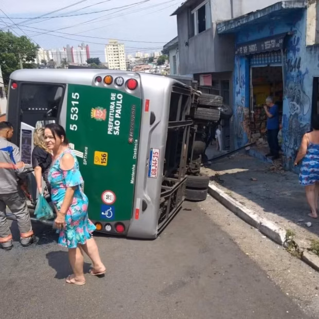Ônibus tomba na zona leste de SP