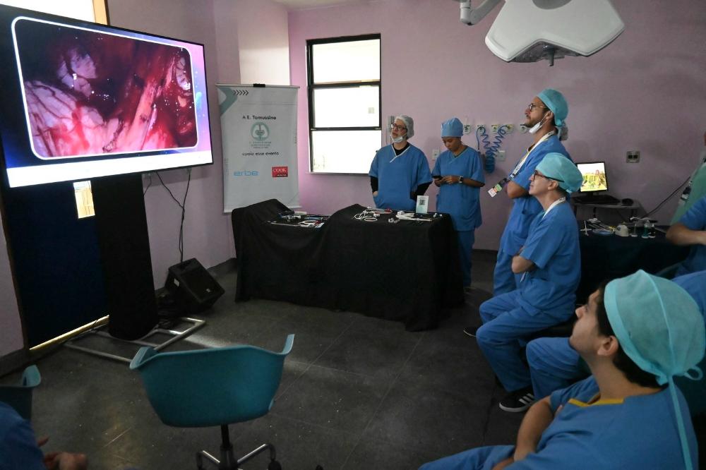 profissionais do hbdf realizam estudo de caso em aparelho de tecnologia 3d foto alberto ruy igesdf