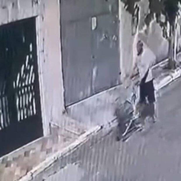 homem carrega corpo de mulher em via da vila formosa, na zona leste de são paulo