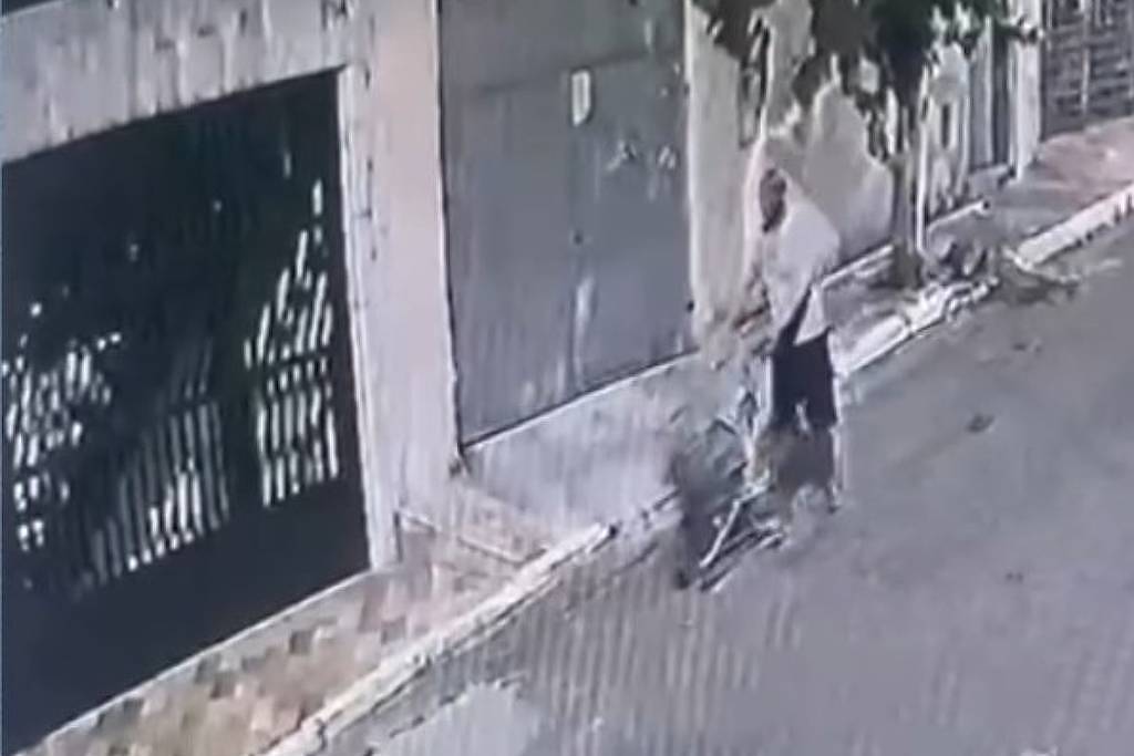 homem carrega corpo de mulher em via da vila formosa, na zona leste de são paulo