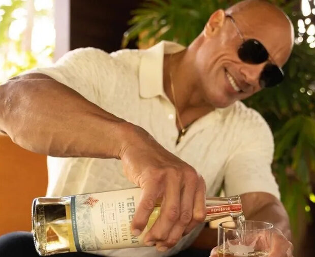 homem é preso em sc por aplicar golpes se passando pelo ator the rock