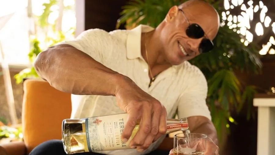 homem é preso em sc por aplicar golpes se passando pelo ator the rock