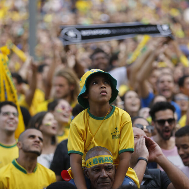 torcedores acompanham brasil x sÉrvia na praÇa mauÁ
