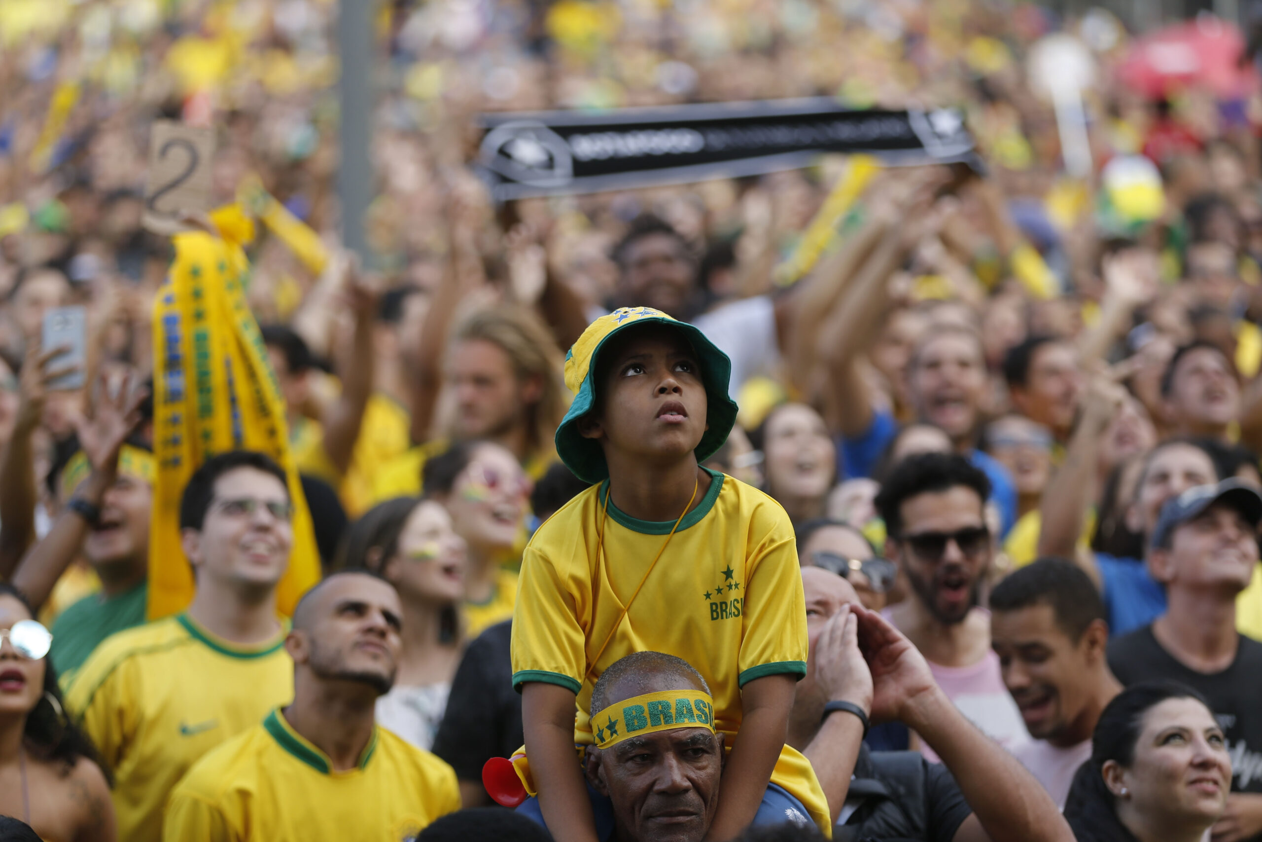 torcedores acompanham brasil x sÉrvia na praÇa mauÁ