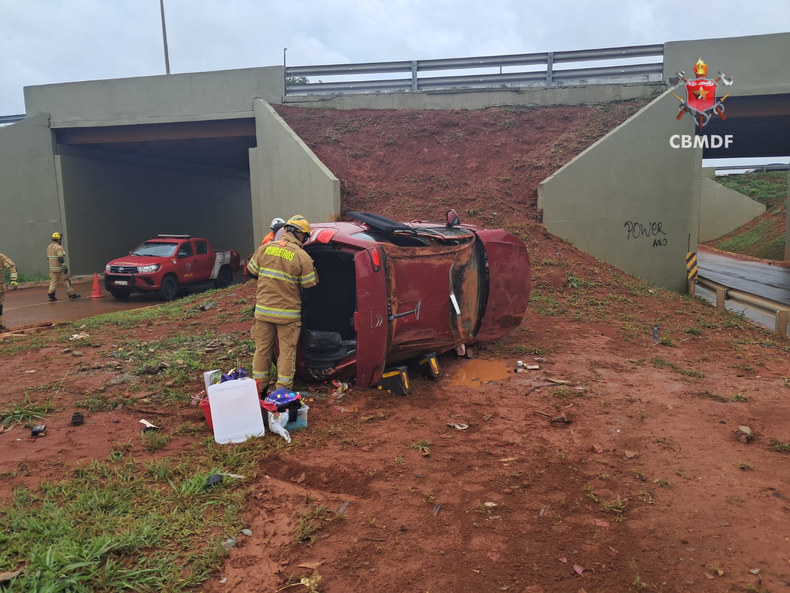 Bombeiros resgatam vítima de carro capotado no Setor de Clubes