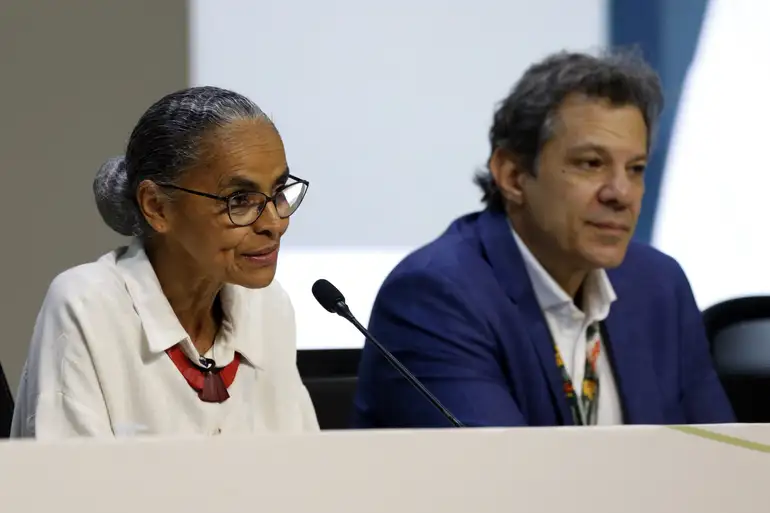 Lula cobra Marina, Haddad e Silveira com plano contra combustíveis fósseis