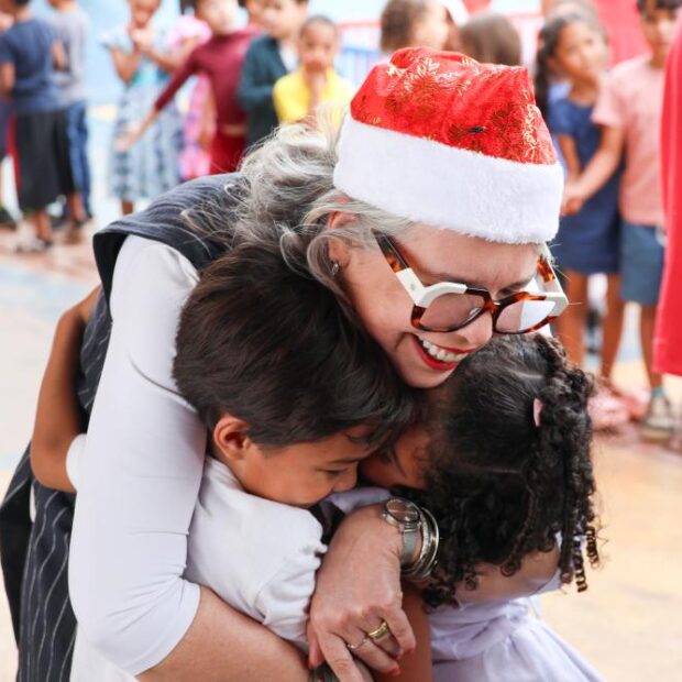 foto helvia e crianças