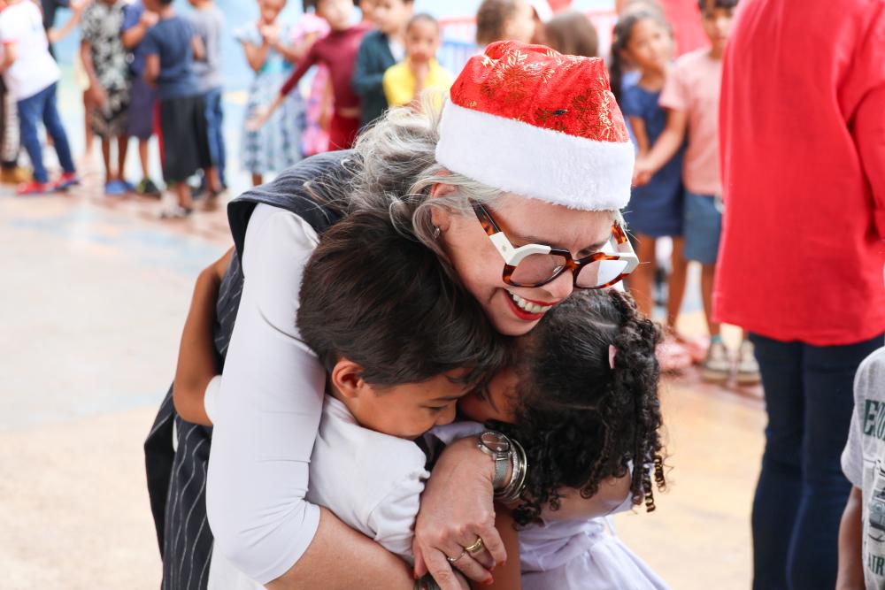 foto helvia e crianças