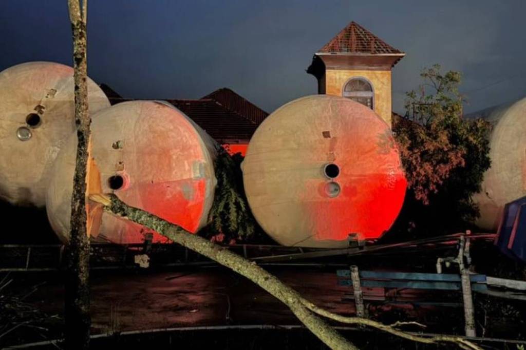 ciclone atinge vinícolas, casas e igreja em flores da cunha, na serra gaúcha