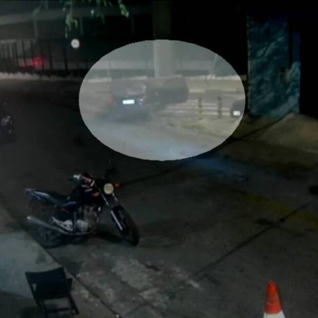 mulehr pula de acrro em movimento