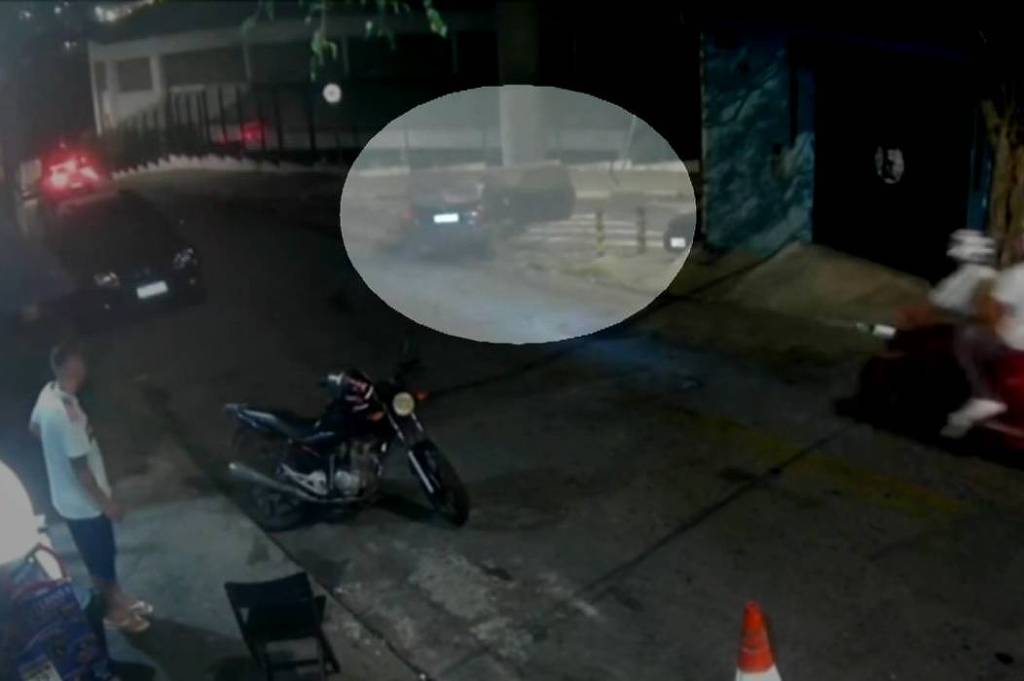 mulehr pula de acrro em movimento