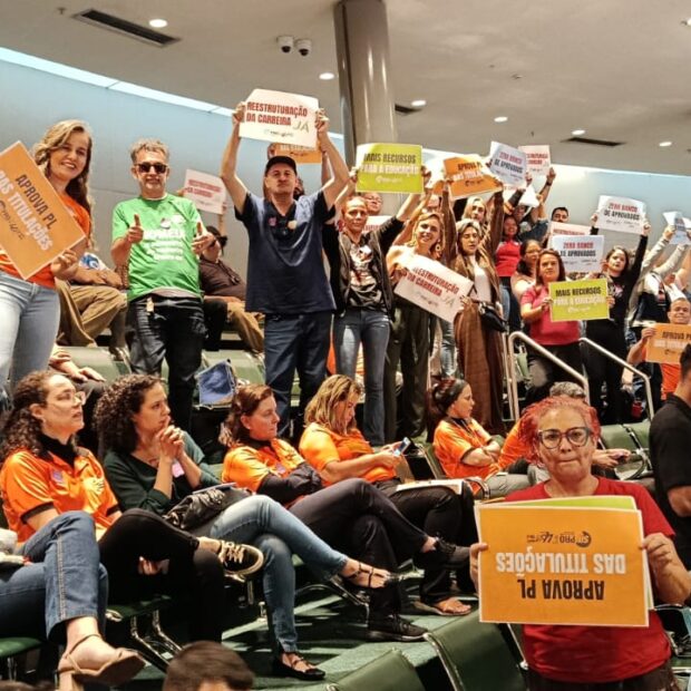 Professores comemoram aprovação da reestrutura/ Foto: Suzano Almeida