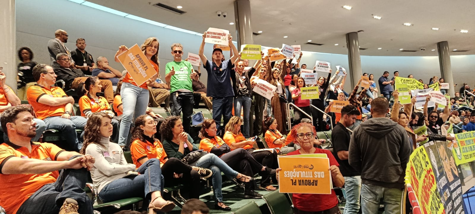 Professores comemoram aprovação da reestrutura/ Foto: Suzano Almeida