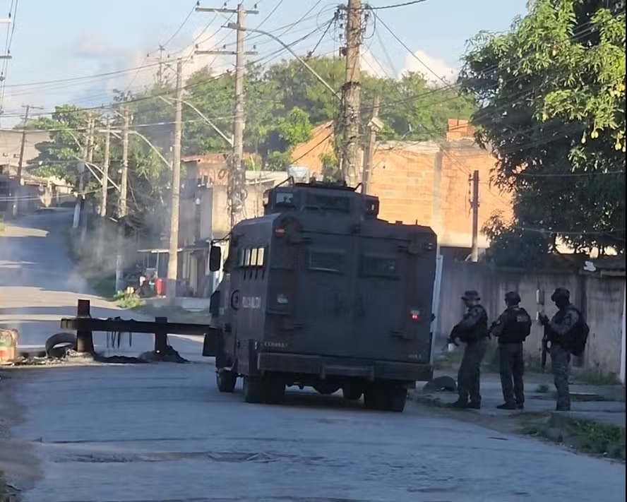 policia faz operação contra o comando vermelho no complexo do salgueiro no rj