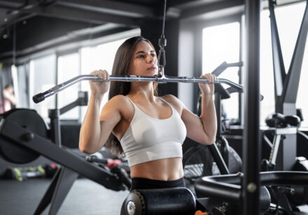 mulher com abdomen visivel fazendo fitness