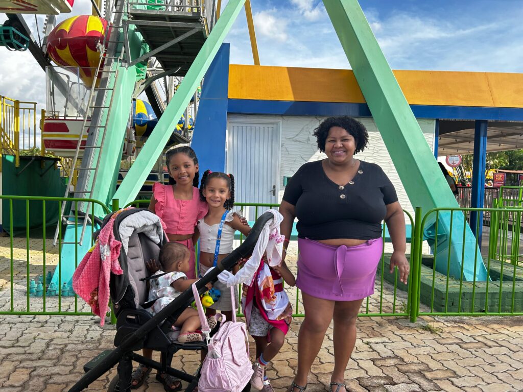 maria júlia batista, 32 anos, moradora da santa maria, aproveitava o dia no parque com as três filhas – luara, valentina e vitória créditos daniel xavier jornal de brasília