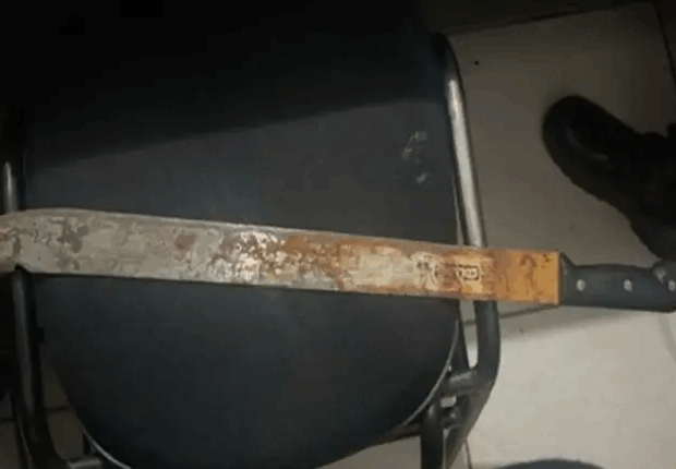 pai ataca padre com facão após estranhar atitude do religioso com as filhas