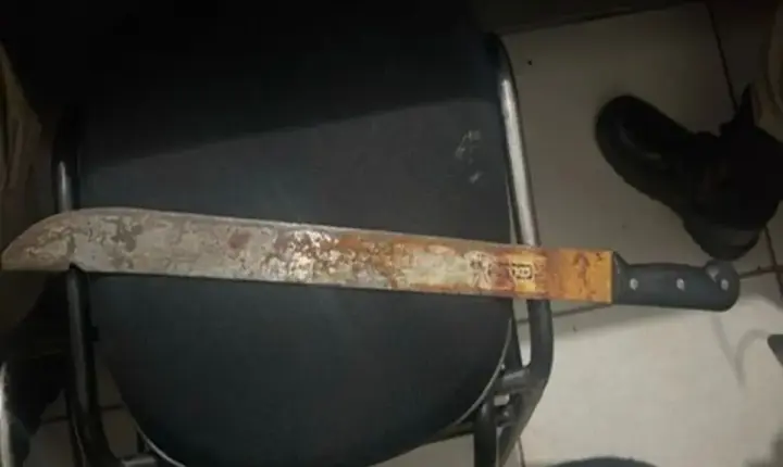 pai ataca padre com facão após estranhar atitude do religioso com as filhas