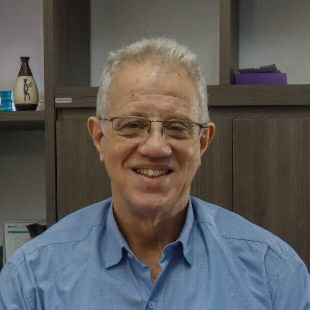 Desigualdade na Nefrologia: Brasil tem 26x menos especialistas no Norte que no Sudeste Nefrologistas Brasil: região Norte concentra apenas 272 profissionais para 18 milhões de habitantes, enquanto Sudeste tem 71% dos 10.133 especialistas ativos (dados CFM 2025). Doença Renal Crônica (DRC) afeta 21 milhões de brasileiros, mas vazio assistencial causa diagnósticos tardios, sobrecarga SUS (R$22 bi em diálise 2019-2024) e mortalidade evitável. Dr. Antonio Amadeu Giannasi (Tocantins) e Dr. Winglerson Cordeiro revelam histórias de coragem na carência: Norte tem 7.000 pacientes DRC por nefrologista vs. 1.219 no Sudeste. Fundação Pró-Rim alerta para déficit absoluto e forma especialistas para prevenção em hipertensão/diabetes. Coluna Analice Nicolau Jornal de Brasília: nefrologia Tocantins, desigualdade saúde renal Norte/Nordeste, Sobrecarga nefrologistas, Raio-X Fundação Pró-Rim. Saiba como descentralizar especialistas salva rins e vidas no Brasil.