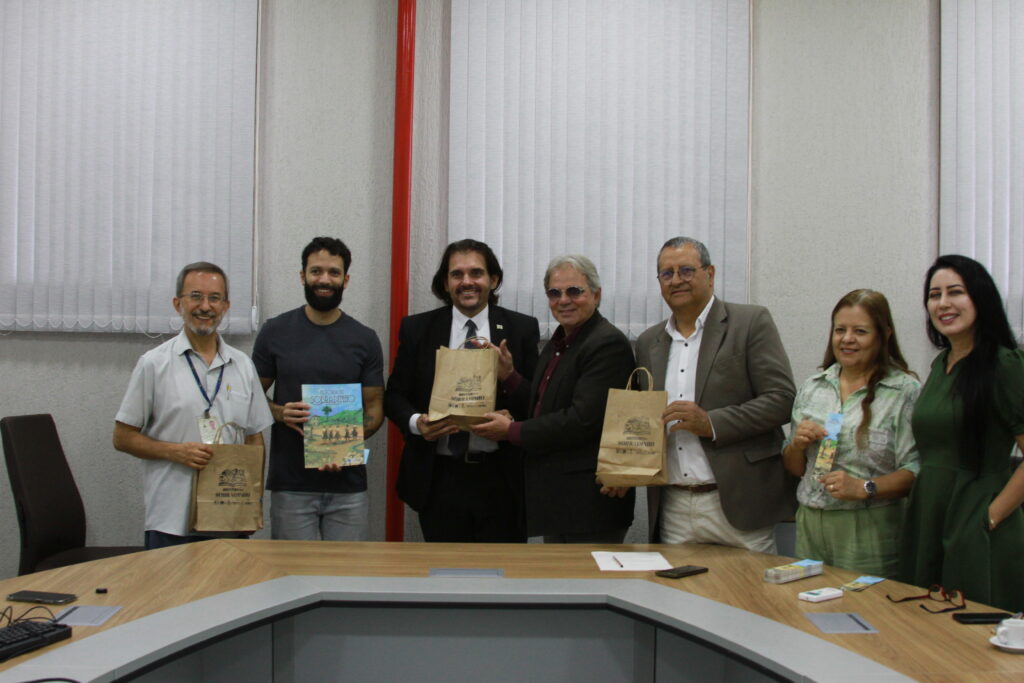 Livro Historia de Sobradinho passa a integrar acervo do Arquivo Publico do DF - Foto: Ascom