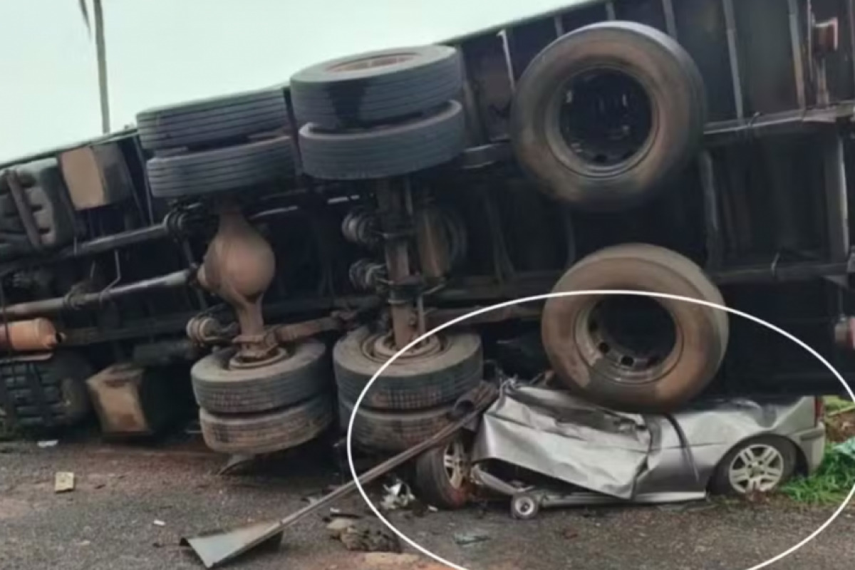 eCaminhão tomba sobre carro e mata três irmãos e idoso em rodovia paulista