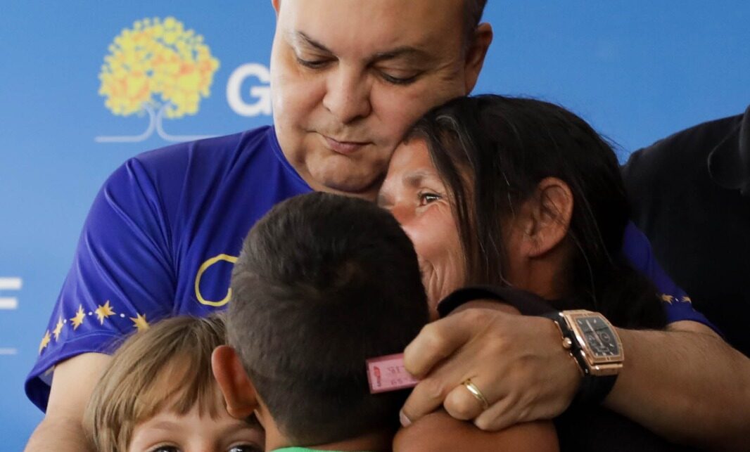 ibaneis abraçando familia