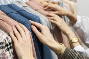 feche as maos tocando as roupas