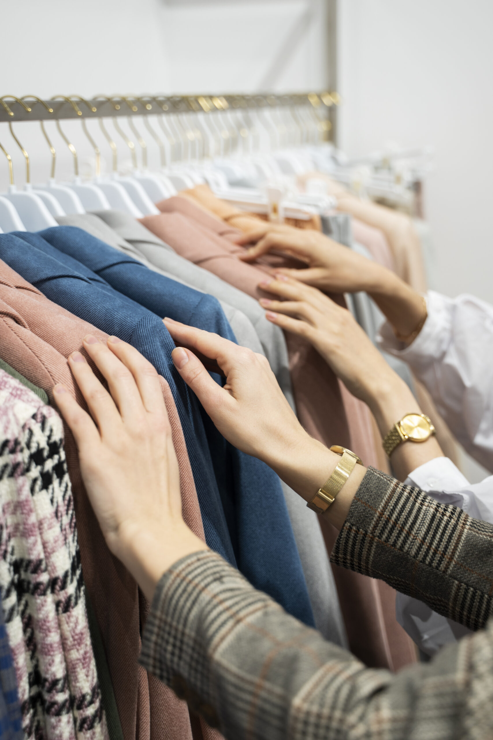 feche as maos tocando as roupas