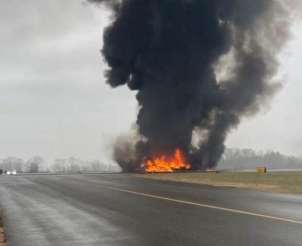 aviao cai durante pouso no aeroporto regional de statesville na carolina do norte nos eua 1766078957467 v2 900x506