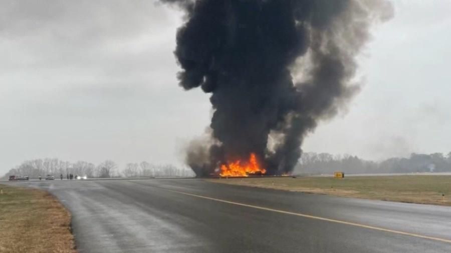 aviao cai durante pouso no aeroporto regional de statesville na carolina do norte nos eua 1766078957467 v2 900x506