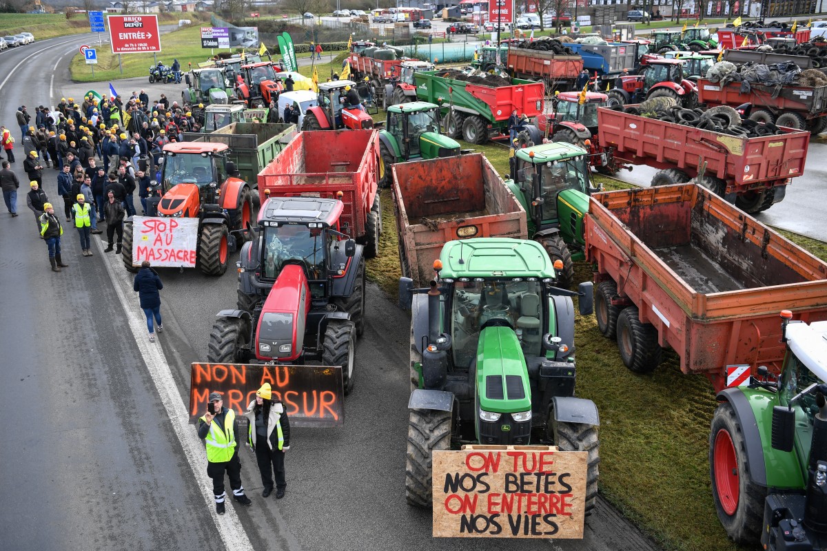 afp 20251219 88mv9rv v2 midres francepoliticsagricultureprotest