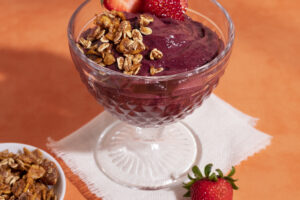 xicara saborosa de alto angulo de sobremesa de acai com morangos