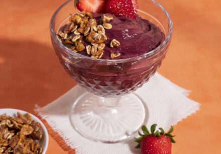 xicara saborosa de alto angulo de sobremesa de acai com morangos